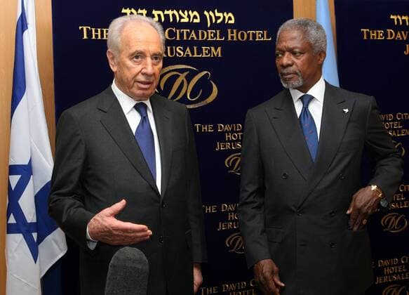 Shimon Peres (li., ISR Kadima stellvertretender Premierminister) und Kofi Annan (GHA UN-Generalsekretär) anlässlich eines Treffens in Jerusalem -  (WAX2006083001)