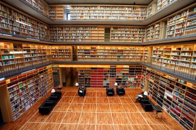 Bücherkubus in der Anna Amalia Bibliothek in Weimar