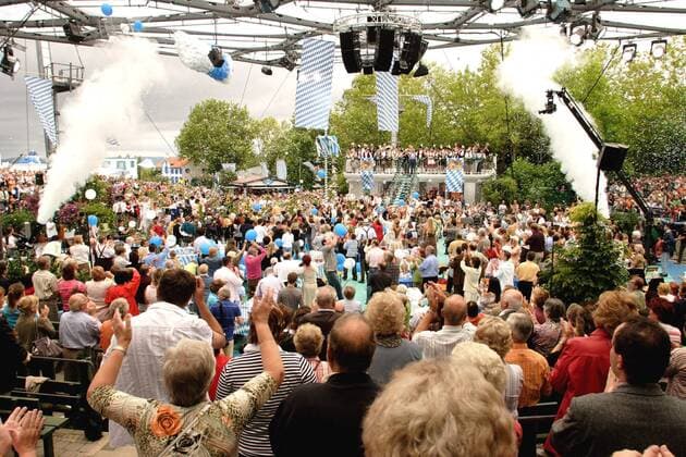 Publikum feiert ausgelassen am Ende des ZDF Fernsehgartens in Mainz