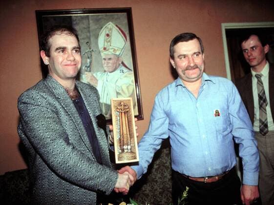 Sänger Elton John (li., GBR) trifft Lech Walesa (POL Vorsitzender der Gewerkschaft Solidarnosc) 1984 in Polen -  (EN0019728362)