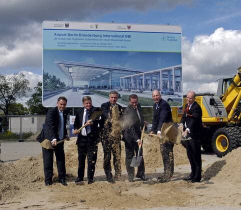 v.l.n.r.: Dr. Rainer Schwarz (GER Sprecher der Geschäftsführung der Berliner Flughäfen), Hartmut Mehdorn (GER Vorstandsvorsitzender Deutsche Bahn AG), Klaus Wowereit (GER SPD Regierender Bürgermeister Berlin), Matthias Platzeck (GER SPD Ministerpräsident Brandenburg), Wolfgang Tiefensee (GER SPD Bundesverkehrsminister) und Thomas Weyer (GER Geschäftsführer Technik Berliner Flughäfen) während des Spatenstichs anlässlich des Ausbaus des Flughafens Schönefeld zum Airport Berlin Brandenburg International BBI in Berlin