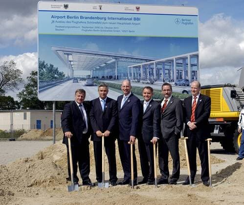 v.l.n.r.: Dr. Rainer Schwarz (GER Sprecher der Geschäftsführung der Berliner Flughäfen), Hartmut Mehdorn (GER Vorstandsvorsitzender Deutsche Bahn AG), Klaus Wowereit (GER SPD Regierender Bürgermeister Berlin), Matthias Platzeck (GER SPD Ministerpräsident Brandenburg), Wolfgang Tiefensee (GER SPD Bundesverkehrsminister) und Thomas Weyer (GER Geschäftsführer Technik Berliner Flughäfen) während des Spatenstichs anlässlich des Ausbaus des Flughafens Schönefeld zum Airport Berlin Brandenburg International BBI in Berlin