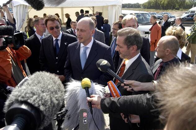 Wolfgang Tiefensee (li., GER SPD Bundesverkehrsminister) und Matthias Platzeck (re., GER SPD Ministerpräsident Brandenburg) während eines Interviews anlässlich des Ausbaus des Flughafens Schönefeld zum Airport Berlin Brandenburg International BBI in Berlin