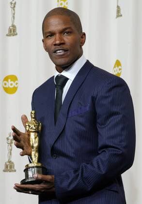 OSCARS. Bester Hauptdarsteller. Preisträger 2001-2010 Oscar-Preisträger Jamie Foxx (USA Schauspieler) präsentiert seine Auszeichnung als bester Hauptdarsteller in - Ray - anlässlich der 77. Academy Awards in Los Angeles -  (lap20050227233)