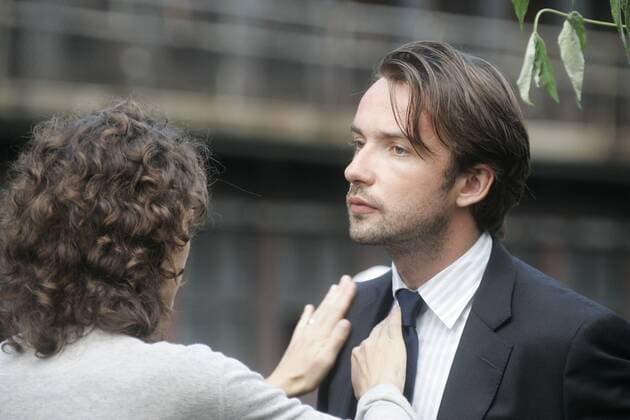 Schauspieler Lucas Gregorowicz (re., GER) anlässlich der Dreharbeiten zur ZDF-Fernsehserie - Lutter - in Essen