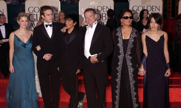 Schauspieler Robin Williams (USA) mit Familie - v.r.n.l.: Tochter Zelda, Ehefrau Marsha Garces Williams, Sohn Cody und Sohn Zachary mit Begleitung anlässlich der 62. Golden Globe Awards in Beverly Hills -  lap2005011626