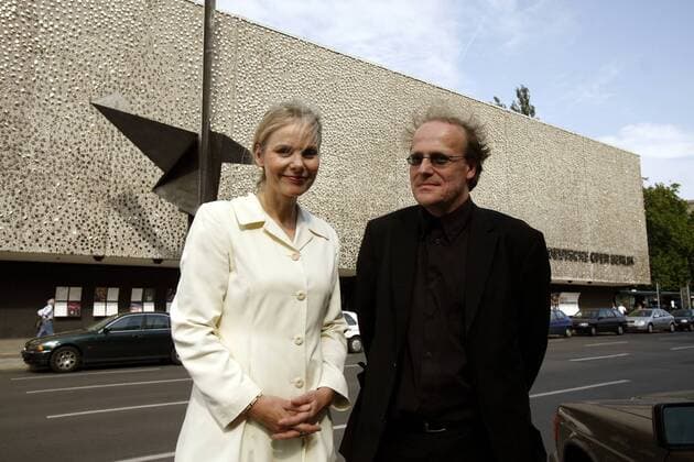 Kirsten Harms, 65. Geburtstag am 25. Juni Kirsten Harms (GER Intendantin Deutsche Oper) und Thomas Flierl (GER PDS Kultursenator) anlässlich des Tages der offenen Tür vor der Deutschen Oper in Berlin