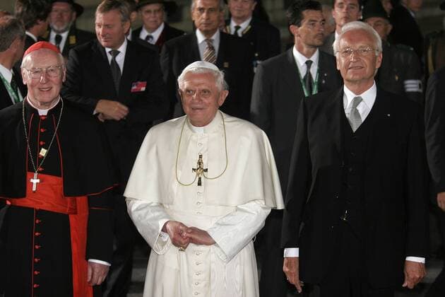 V.l.n.r. Kardinal Friedrich Wetter und Papst Benedikt XVI. (beide GER) mit Edmund Stoiber (GER CSU Ministerpräsident Bayern) in München