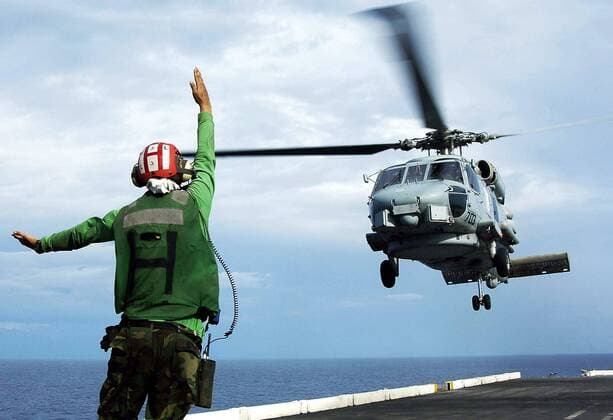 Fluglotse während des Starts eines Seahawk-Helikopters der US-Army auf seinem Weg zu einer Hilfslieferung an die Opfer des Tsunamis in Banda Aceh -  (wax2005010382)