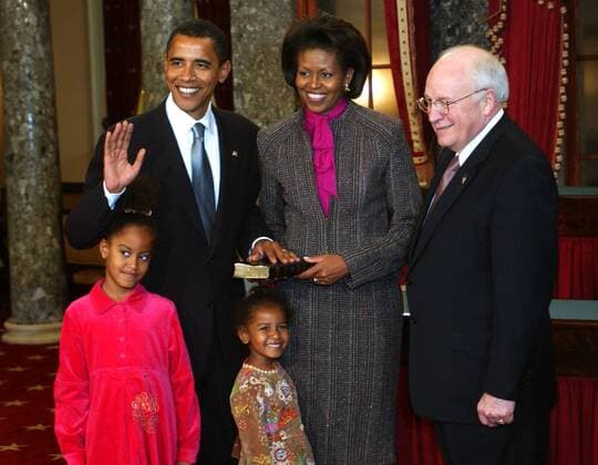 Berühmte Feministinnen, Michelle Obama Senator Barack Obama (li., USA Demokraten Illinois) mit Ehefrau Michelle und den Töchtern Malia Ann und Natasha mit Vizepräsident Dick Cheney (USA) anlässlich der Einschwörung des 109. Kongresses in Washington D.C.  (wap2005010455)