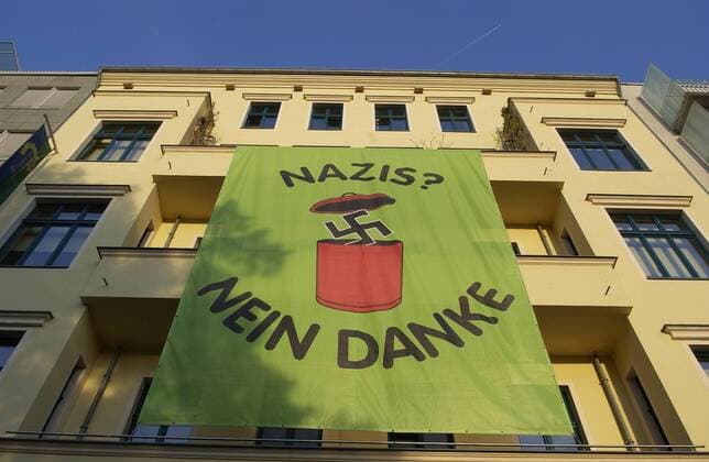 Nazis? Nein Danke - Transparent am Gebäude der Bundesgeschäftsstelle von Bündnis 90 Die Grünen in Berlin als Reaktion auf den Einzug der NPD in den Landtag Mecklenburg-Vorpommern