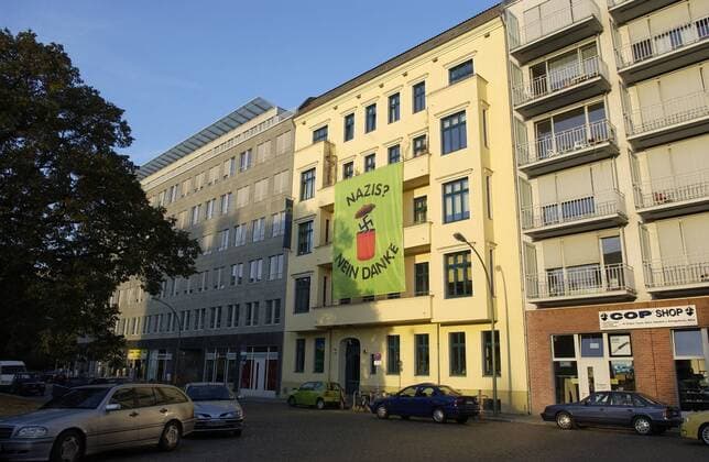 Nazis? Nein Danke - Transparent am Gebäude der Bundesgeschäftsstelle von Bündnis 90 Die Grünen in Berlin als Reaktion auf den Einzug der NPD in den Landtag Mecklenburg-Vorpommern