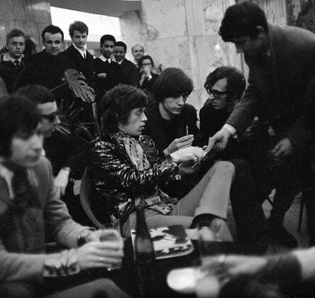 Sänger Mick Jagger (USA Rolling Stones) schreibt Autogramme am Rande seines Besuches anlässlich eines Konzertes der Stones in Warschau