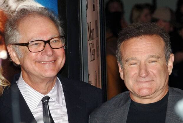 Regisseur Barry Levinson (li.) und Schauspieler Robin Williams (beide USA) während der Premiere des Films - Man of the Year - in Hollywood -  (LAP2006100449)
