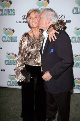 Schauspieler Mel Brooks küsst Schauspielerin Cloris Leachman (beide USA) anlässlich ihrer Celebrity Party in Hollywood