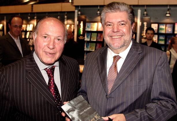 Kurt Beck (re., GER SPD-Bundesvorsitzender Ministerpräsident Rheinland-Pfalz) und Schriftsteller Imre Kertesz (HUN Literaturnobelpreisträger) anlässlich der Frankfurter Buchmesse 2006