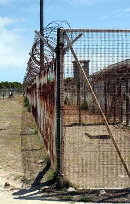 IMAGO History, Ende der Apartheid in Südafrika: 1990-1994 Verrosteter Zaun im Gefängnis Robben Island - Südafrika