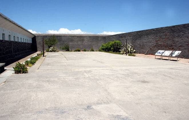 IMAGO History, Ende der Apartheid in Südafrika: 1990-1994 Gefängnishof auf Robben Island - Südafrika