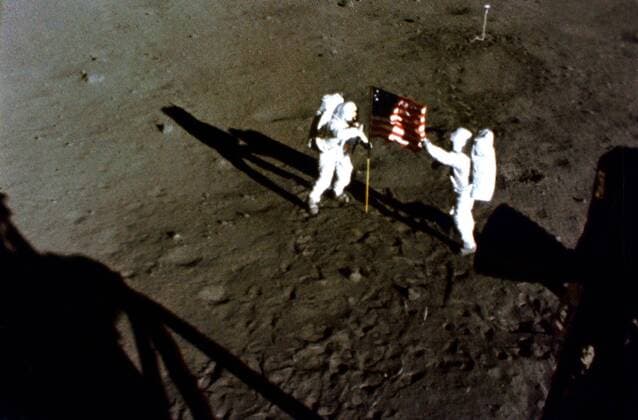 Astronauten Edwin Eugene - Buzz - Aldrin Jr. und Neil Alden Armstrong (beide USA) mit der amerikanischen Nationalflagge auf der Mondoberfläche während der Apollo 11-Mission -  (was2004010902)