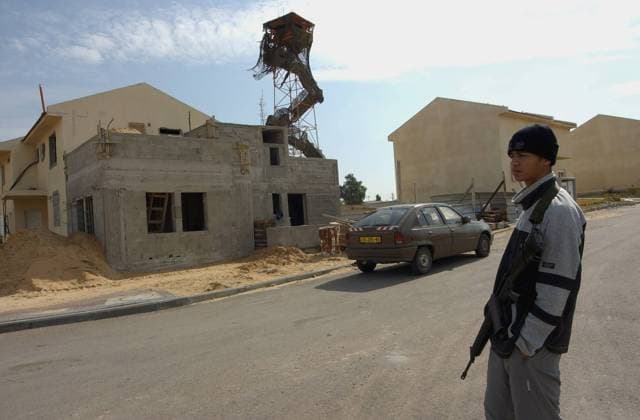 Bewaffneter israelischer Junge in der jüdischen Siedlung Morag im Gazastreifen -  (JER2004020401)
