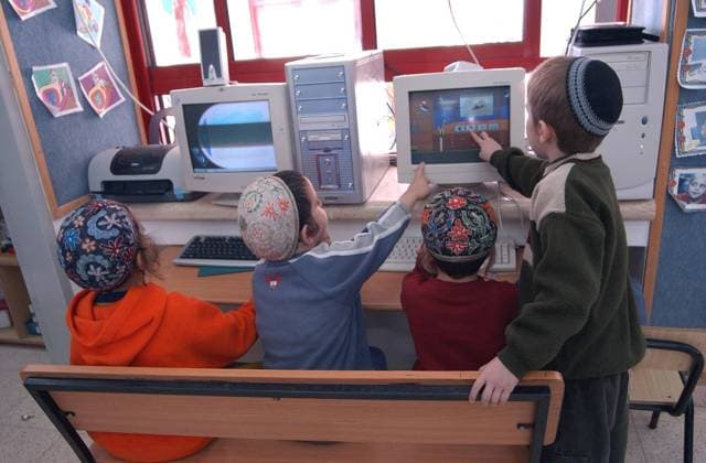 Israelische Kinder spielen am Computer in ein Schule in der jüdischen Siedlung Morag im Gazastreifen -  (JER2004020404)