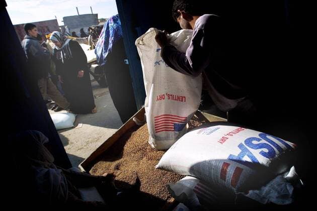 Palästinensische Flüchtlinge erhalten US-Hilfslieferungen über das World Food Program (WFP) in Rafah -  (GAZ2004011007)