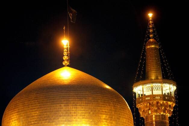 Nächtlich beleuchtete Goldkuppel und Minarett der Moschee mit dem Schrein des Imam Reza in Mashad  irn2006101507