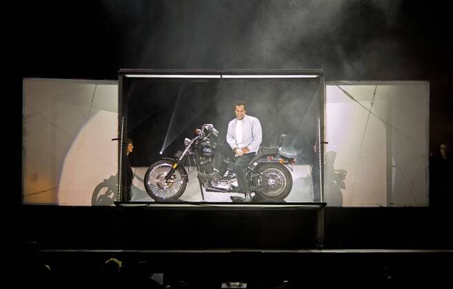 Magier David Copperfield (USA) auf einer Harley-Davidson während seiner Show in München