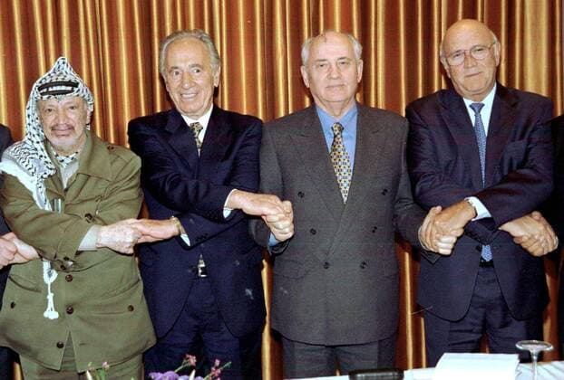 V.l.n.r.: Yassir Arafat (PLE PLO), Shimon Peres (ISR), Michael Gorbatschow (RUS) und Frederik Willem de Klerk (RSA) bei einem Treffen in Ramallah  (WAX2004111108)