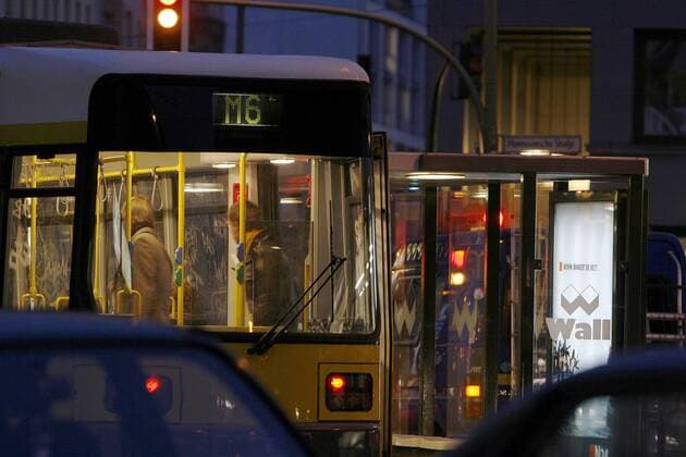 Straßenbahn hält an der Straßenbahnhaltestelle in der Chausseestraße Ecke Torstraße in Berlin