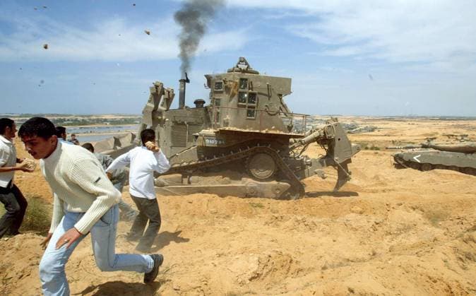 Palästinensische Jugendliche werfen Steine auf einen israelischen Bagger in Beit-Lahya während Auseinandersetzungen zwischen Palästinensern und Israelischer Armee im Gaza-Streifen -  (GAZ2004042001)