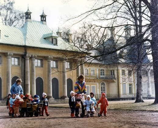 Kindergartengruppe mit Erzieherinnen während eines Spaziergangs im Park des Schlosses Dresden Pillnitz
