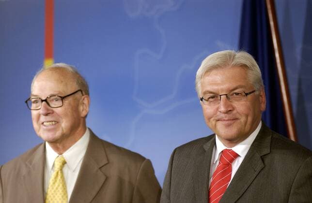 Dr. Hans Blix (li., SWE Chairman of Weapons of Mass Destruction Commission) und Bundesaußenminister Walter Steinmeier (GER SPD) anlässlich der Übergabe des Berichts - Weapons of Terror - Freeing the World form Nuclear, Biological and Chemical Arms - in Berlin