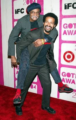 Schauspieler Mario van Peebles mit Vager und Regisseur Melvin (beide USA) huckepack anlässlich der 14. Annual Gotham Awards in New York  nyp2004120170