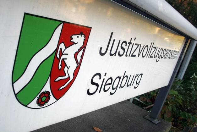 Schriftzug - Justizvollzugsanstalt Siegburg - auf einem Schild