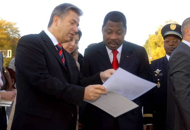 Klaus Wowereit (li., GER SPD Regierender Bürgermeister Berlin) und Präsident Thomas Boni Yayi (BEN) während einer Stadtführung in Berlin Mitte