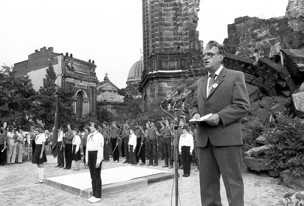 Gerhard Schill (GDR SED Oberbürgermeister Dresden) anlässlich der Enthüllung der Gedenktafel an der Ruine der Dresdner Frauenkirche