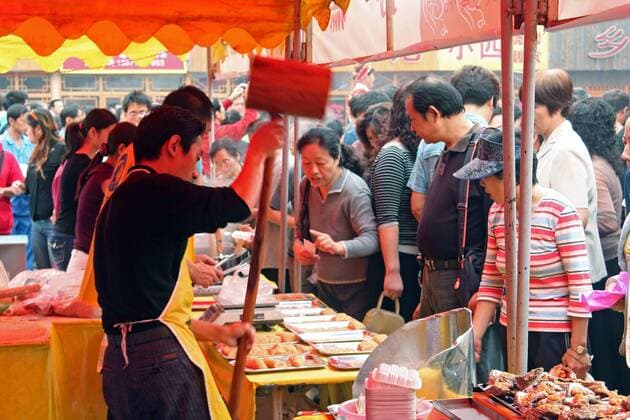 Reges Treiben auf einem Markt für taiwanesische Lebensmittel in Wuhan - China - 