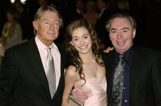 Regisseur Joel Schumacher (li.), Schauspielerin Emmy Rossum (beide USA) und Komponist Andrew Lloyd Webber (GBR) anlässlich der Weltpremiere des Films - The Phantom of the Opera - in London -  (lon2004120614)
