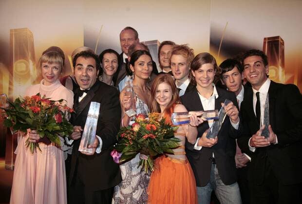 Preisträger Josefine Preuß (4.v.r.), Elyas MBarek (re.) und Adnan Maral (3.v.l., alle GER Schauspieler) inmitten weiterer Preisträger anlässlich der Verleihung des Deutschen Fernsehpreises 2006 in Köln
