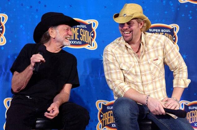 Sänger Willie Nelson und Sänger Toby Keith (beide USA) anlässlich einer Pressekonferenz für die - Super Bowl Show 2004- in Houston  SBP2004013019