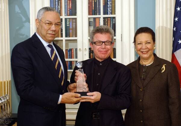 Architekt Daniel Libeskind (Mitte, USA) trifft Außenminister Colin Powell und Ehefrau Alma (beide USA) anlässlich seiner Award-Verleihung im State Department in Washington D.C.  wap2004121313