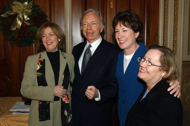 Joe Lieberman (2.v.li., USA Demokraten Senator Connecticut), Sue Collins (2.v.re., USA Republikaner Senatorin Maine), Mary Fetchet (li.) und Carol Ashley (beide USA Mütter von Opfern der Anschläge vom 11. September) in Washington D.C. -  (wap2004120822)