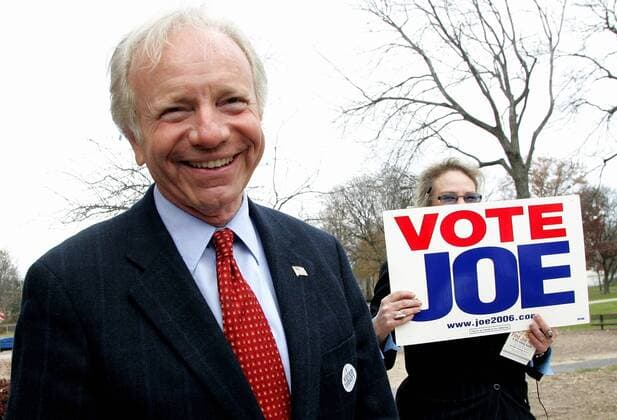 Vote Joe - Senator Joe Lieberman (USA Demokraten Connecticut) mit einer Wählerin vor dem Wahllokal in West Hartford anlässlich der Kongresswahlen in den Vereinigten Staaten  CON20061107304