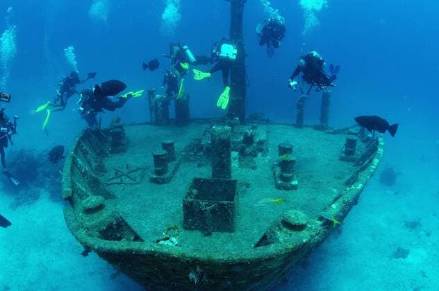 Taucher über dem Wrack der Odyssey vor den Honduras in der Karibik  csh04517