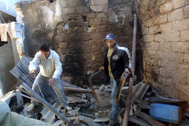 Palästinenser durchstöbern die Überreste eines zerstörten Wohnhauses nach einem israelischen Militäreinsatz in Rafah im Gazastreifen -  (gaz2003121907)