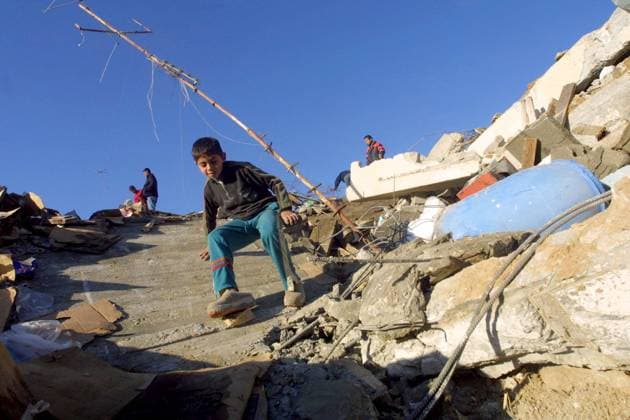 Palästinensisches Kind in den Trümmern eines zerstörten Wohnhauses nach einem israelischen Militäreinsatz in Rafah im südlichen Gazastreifen -  (gaz2003122112)