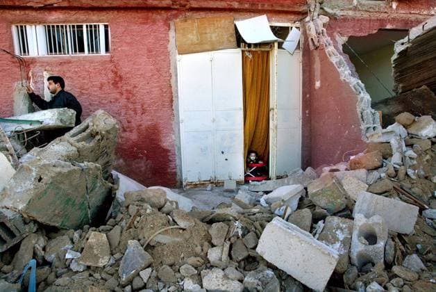 Palästinenser in den Trümmern eines zerstörten Wohnhauses nach einem israelischen Militäreinsatz in Rafah im südlichen Gazastreifen -  (gaz2003122117)