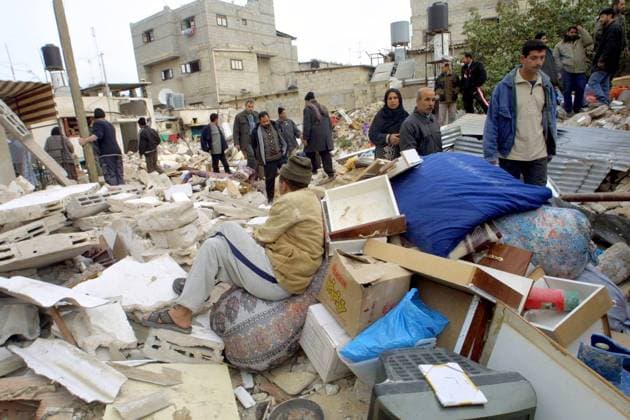 Palästinenser durchsuchen die Überreste eines zerstörten Wohnhauses nach einem israelischen Luftangriff in Rafah im südlichen Gazastreifen -  (gaz2003122452)