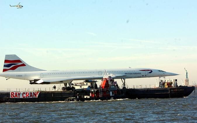 Concorde der British Airways auf einem Frachtschiff unterwegs zum - Intrepid Sea Air Space Museum - in New York -  (NYP2003112501)